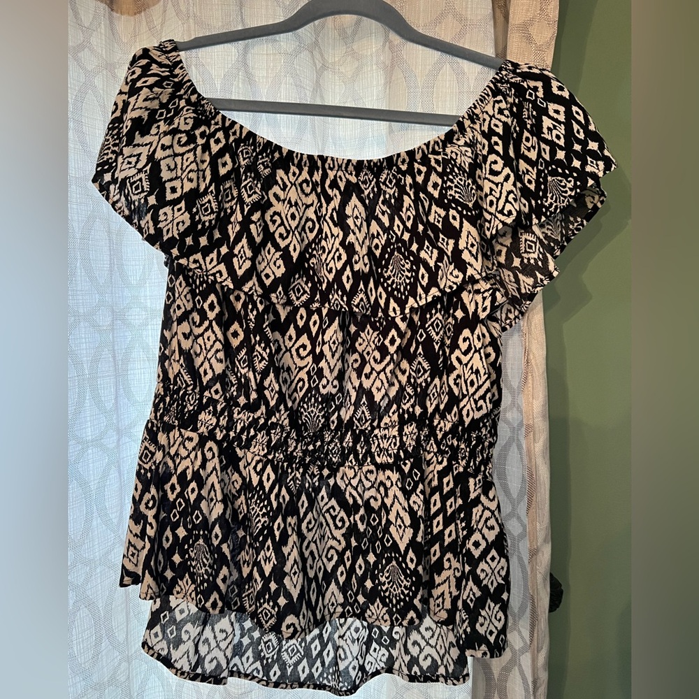 Old Navy, black and white top size XL tag still on - Picture 3 of 4
